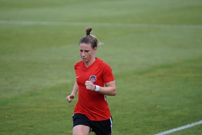 توتنهام ومانشستر سيتي لايفمواجهة ملحمية في الدوري الإنجليزي